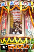 Swamiji signalling the devotees to pull the Rath.